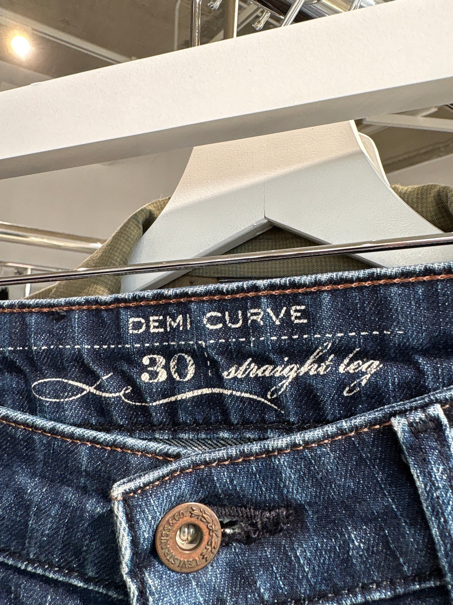 Jeans Levi’s demi curve dark wash modelatori