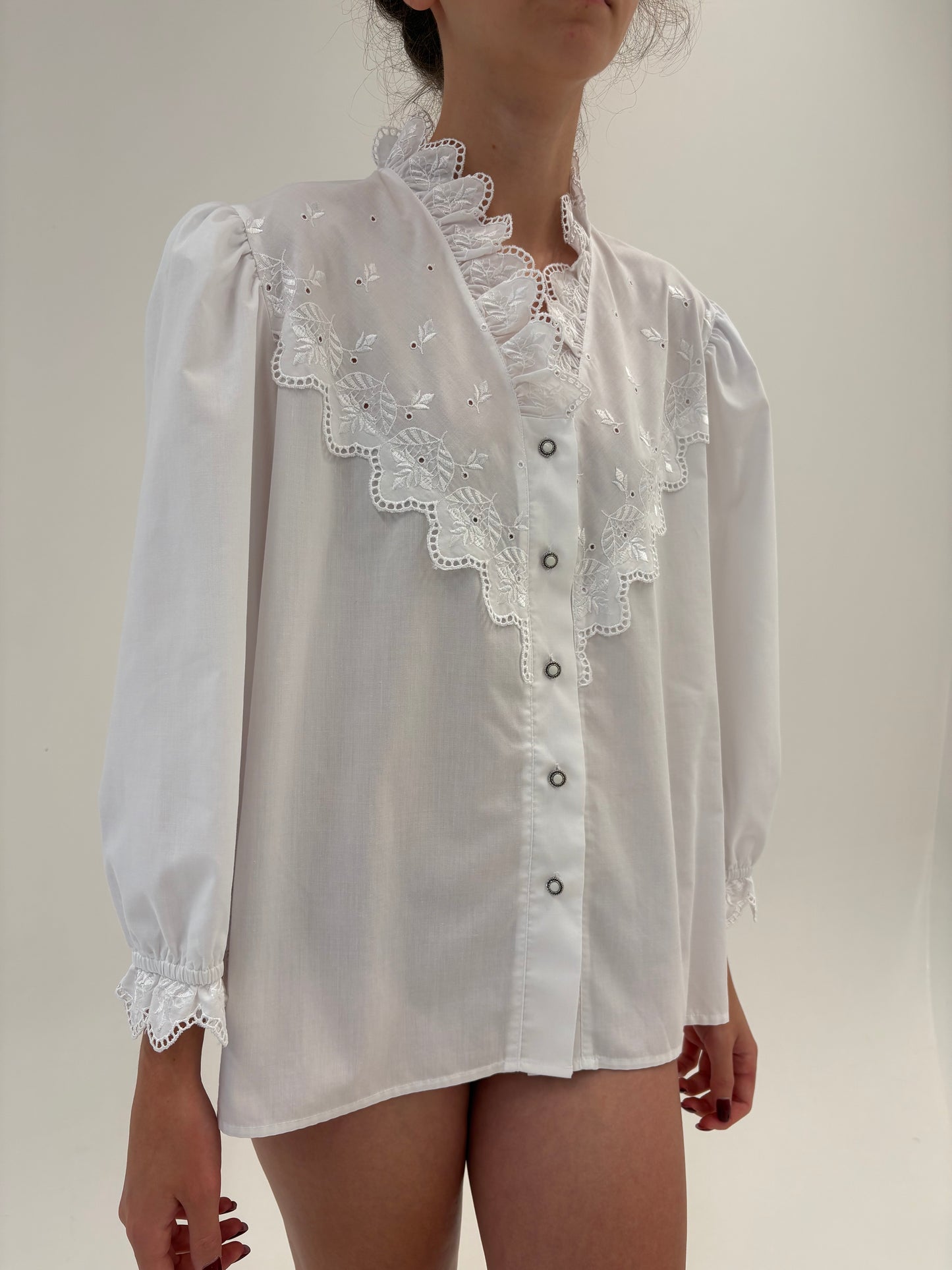 Cămașa vintage din bumbac cu aplicații din dantelă și broderia anglaise