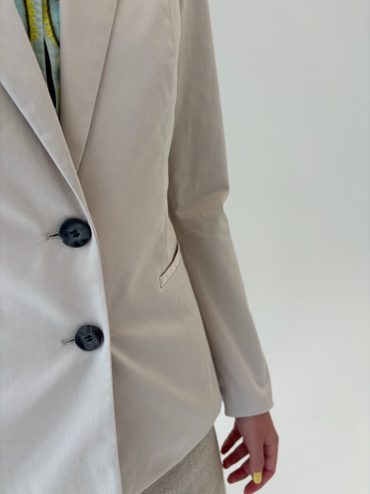 Sacou light nude Hugo Boss cambrat din bumbac ușor satinat și strech