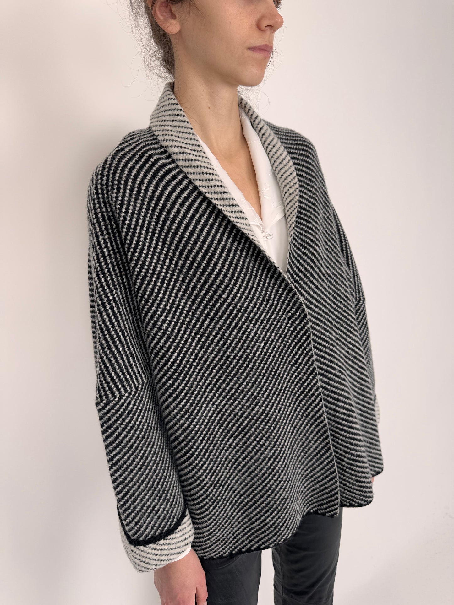 Cardigan în croi minimalist din mix de lana extrafina de gramaj mare
