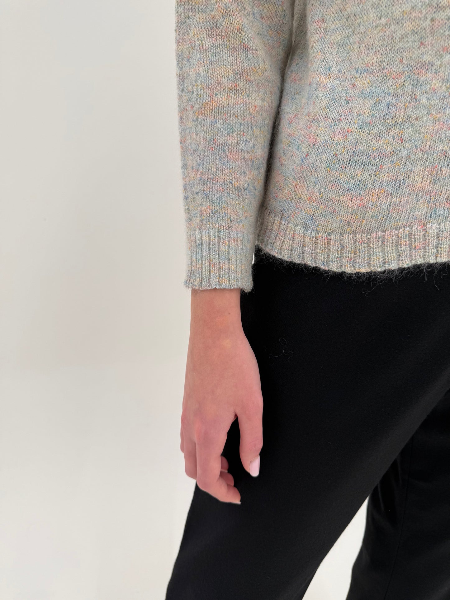 Pulover vintage cu broderie manuală și aplicații din lana și mohair în culori pudrate