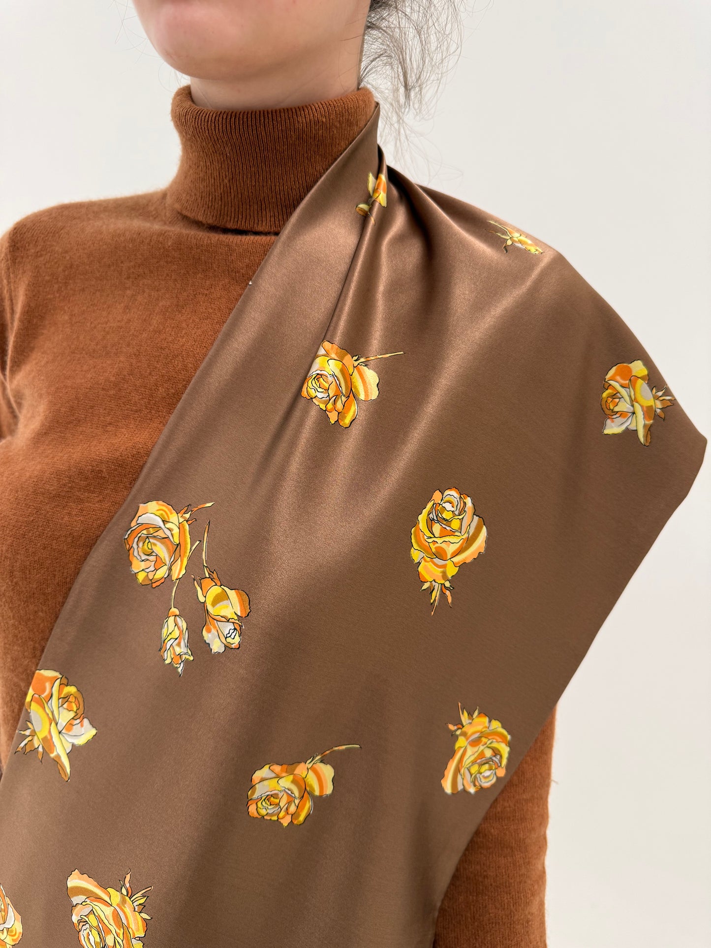 Eșarfă vintage Versace din mătase naturală dublată