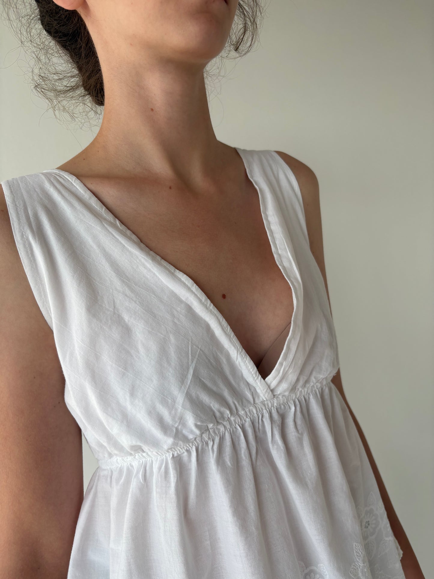 Top peplum cu talie ultra înaltă marcată și broderie anglaise