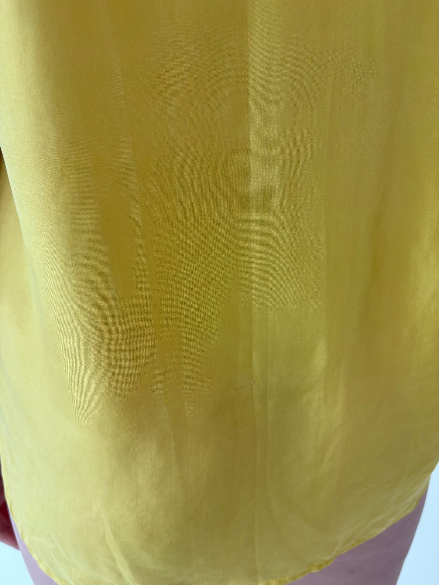 Top în croi minimalist din mătase naturală