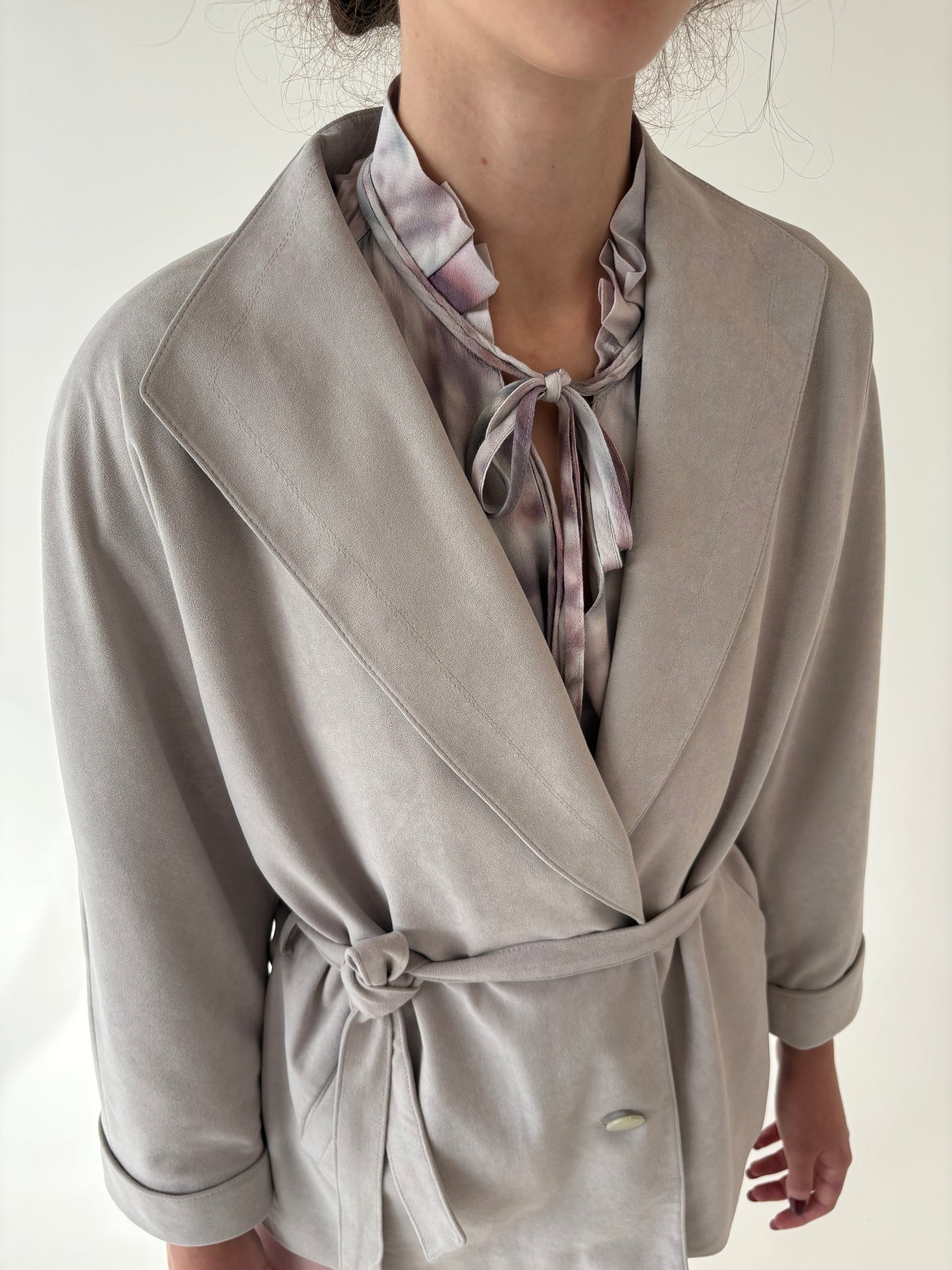 Sacou vintage petite warm gray cu talie marcată și aspect de piele întoarsă
