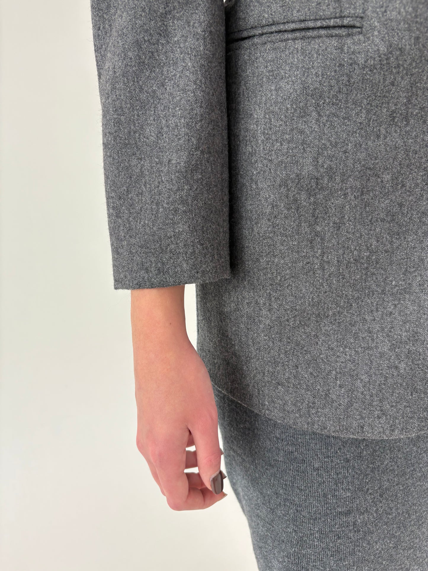 Sacou petite italian în croi lung ușor cambrat din lana certificată extrafina