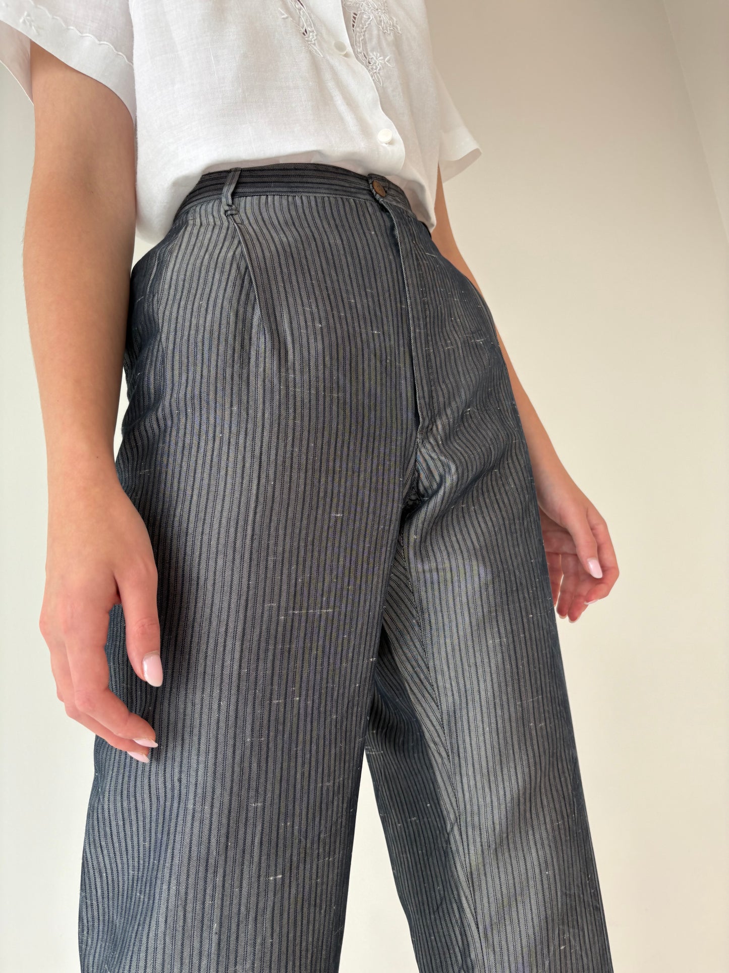 Pantaloni vintage cu pense dark silver gray din pânză de mătase naturală