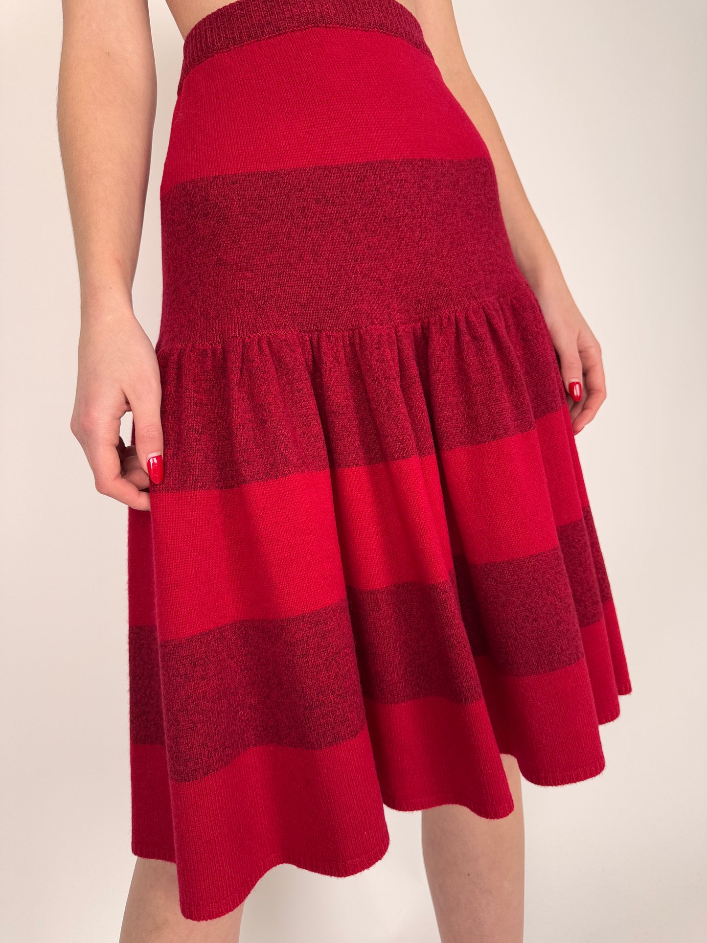 Fustă cherry red din tricot de lana extrafina cu talie ultra marcată înaltă