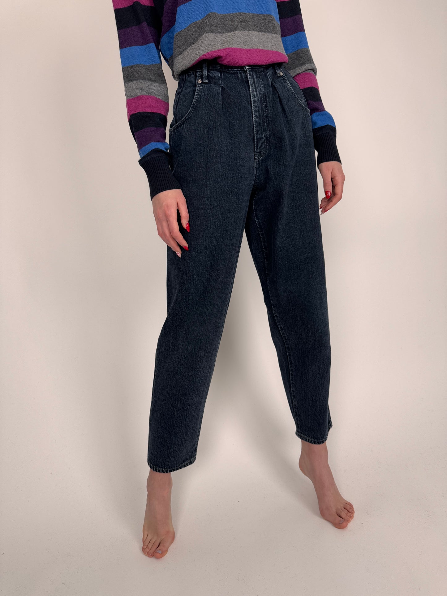 Jeanși dark wash mom fit cu pense și talie înaltă