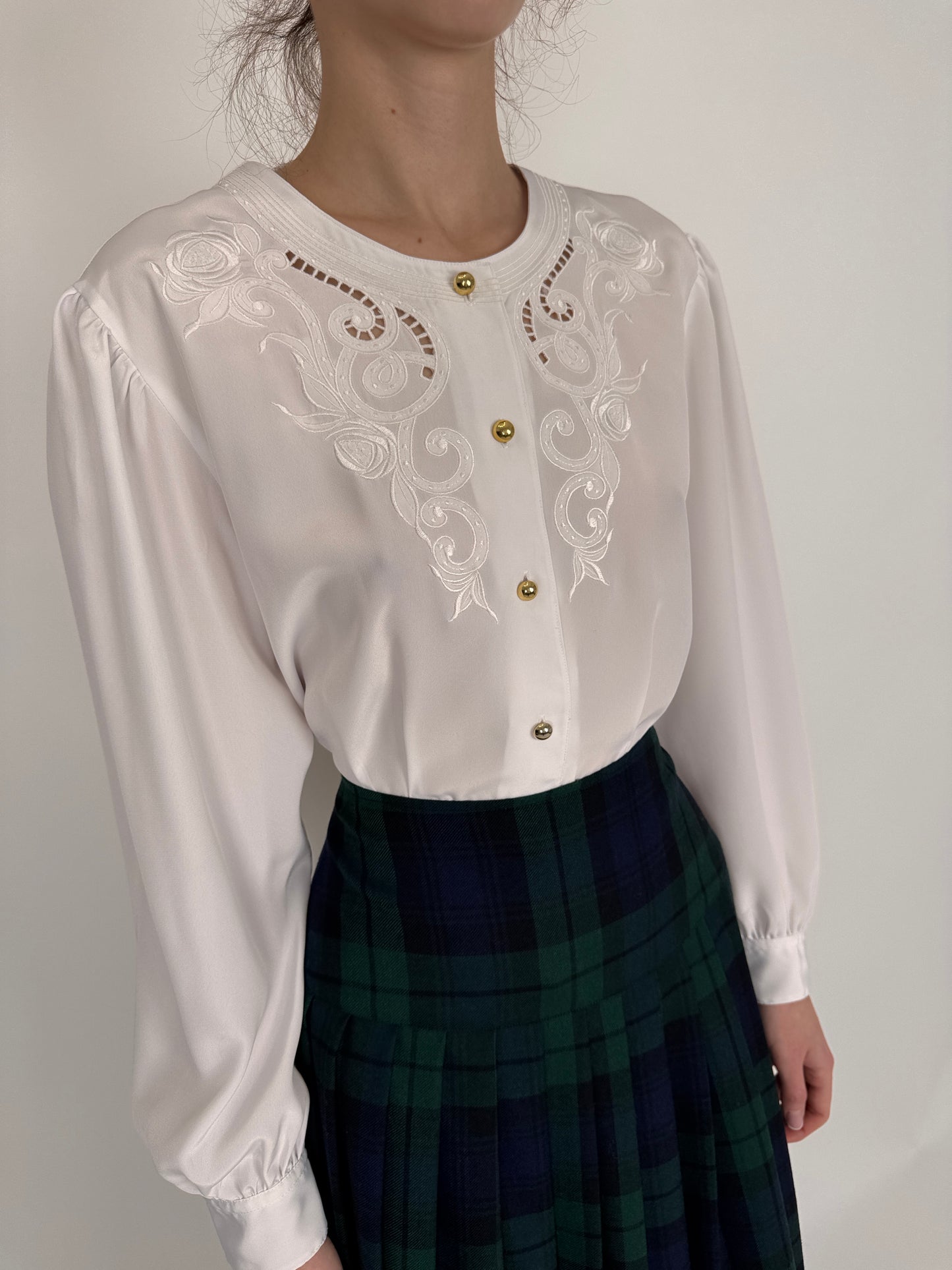 Cămașa vintage ușor cambrata cu broderie anglaise