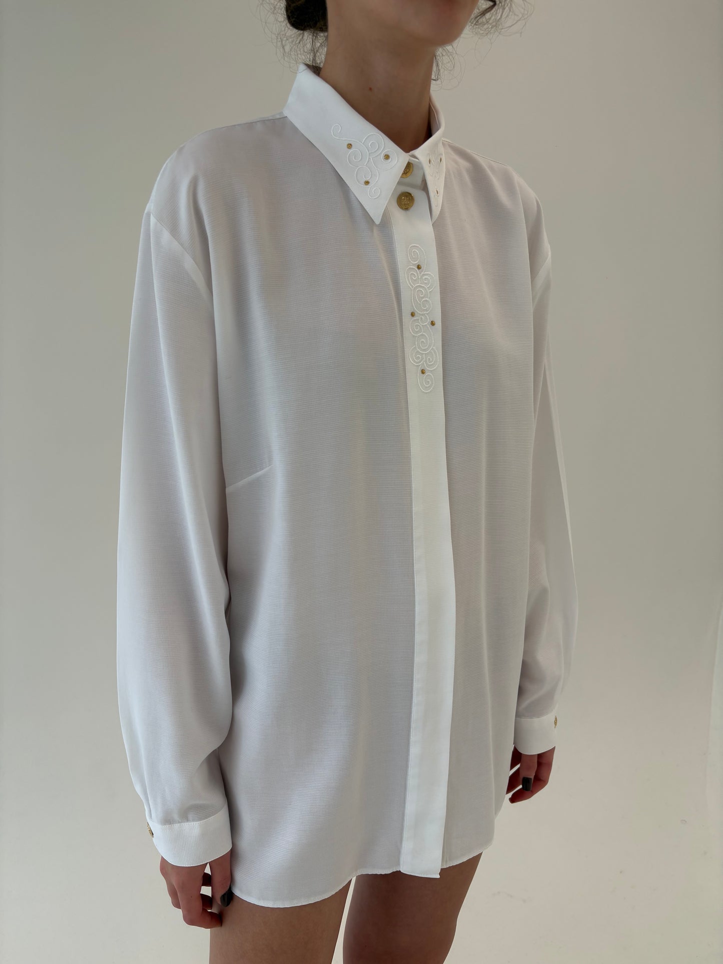 Cămașa vintage cu broderie geometrică și aplicații delicate