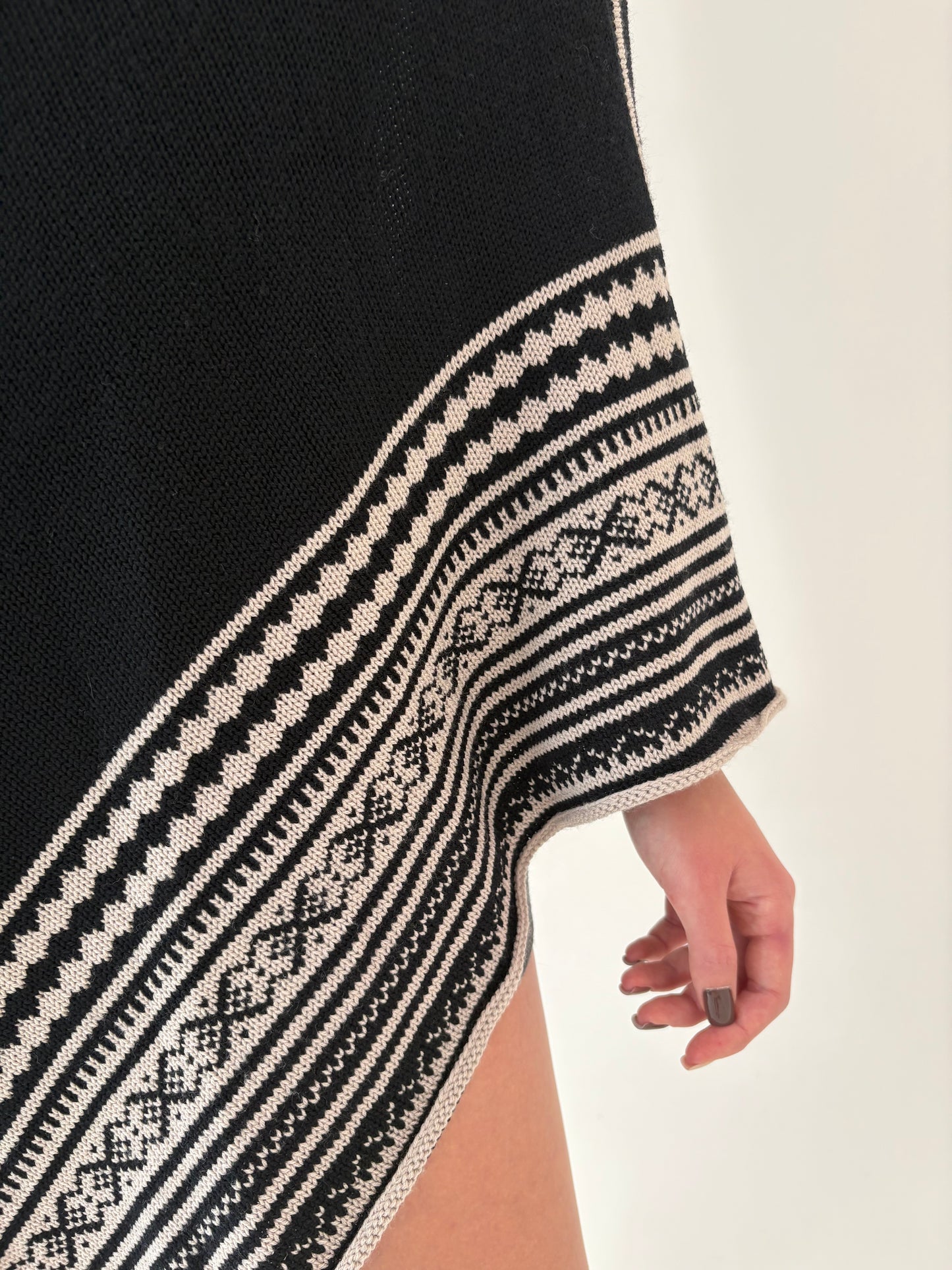 Capa de brand luxury Italian Krizia din tricot de lana extrafina