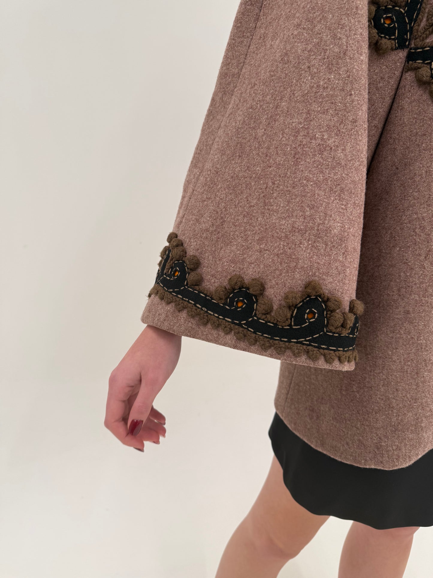 Palton tip capa din lana structurată taupe brown cu broderie manuală 3D