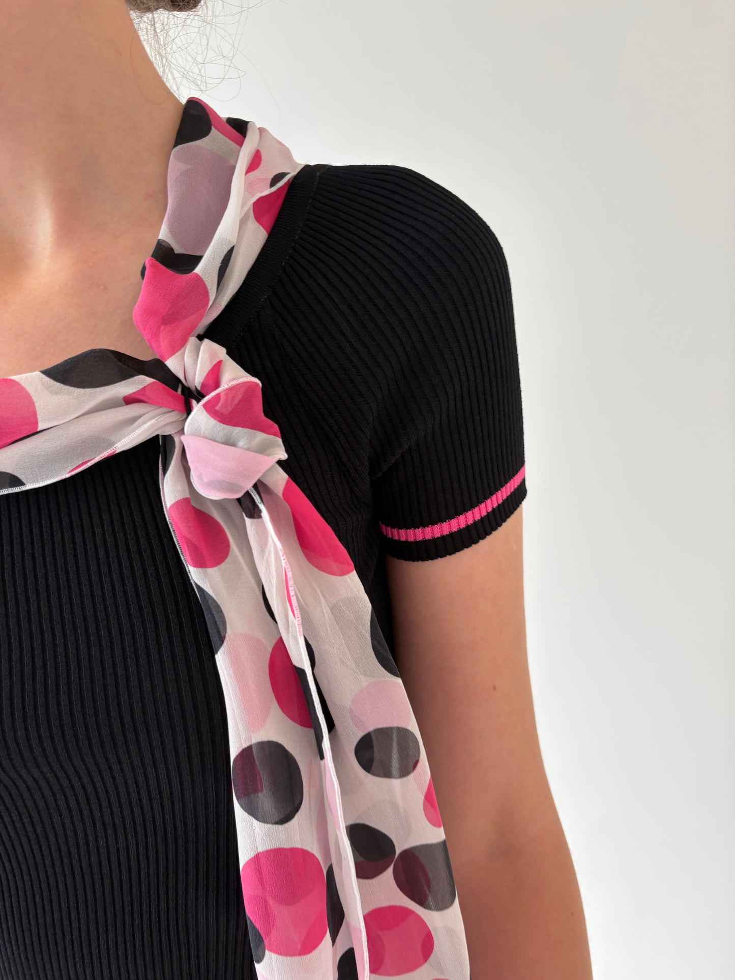 Top luxury Escada din jerse negru cu eșarfă proprie din mătase naturală