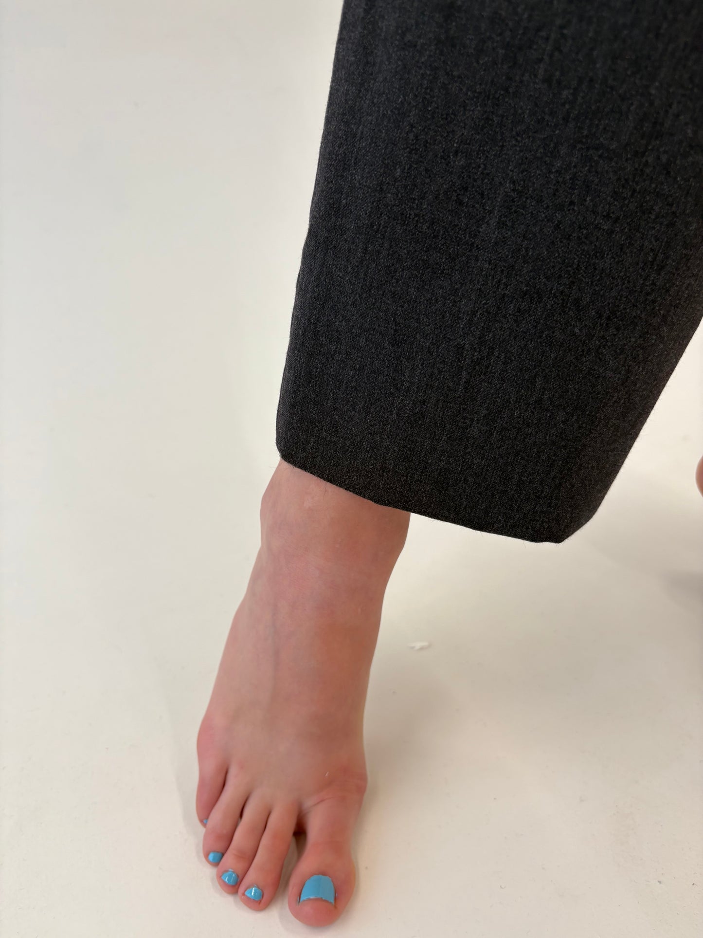 Pantaloni tall in croi actual din lana extrafina tasmaniana cu pense