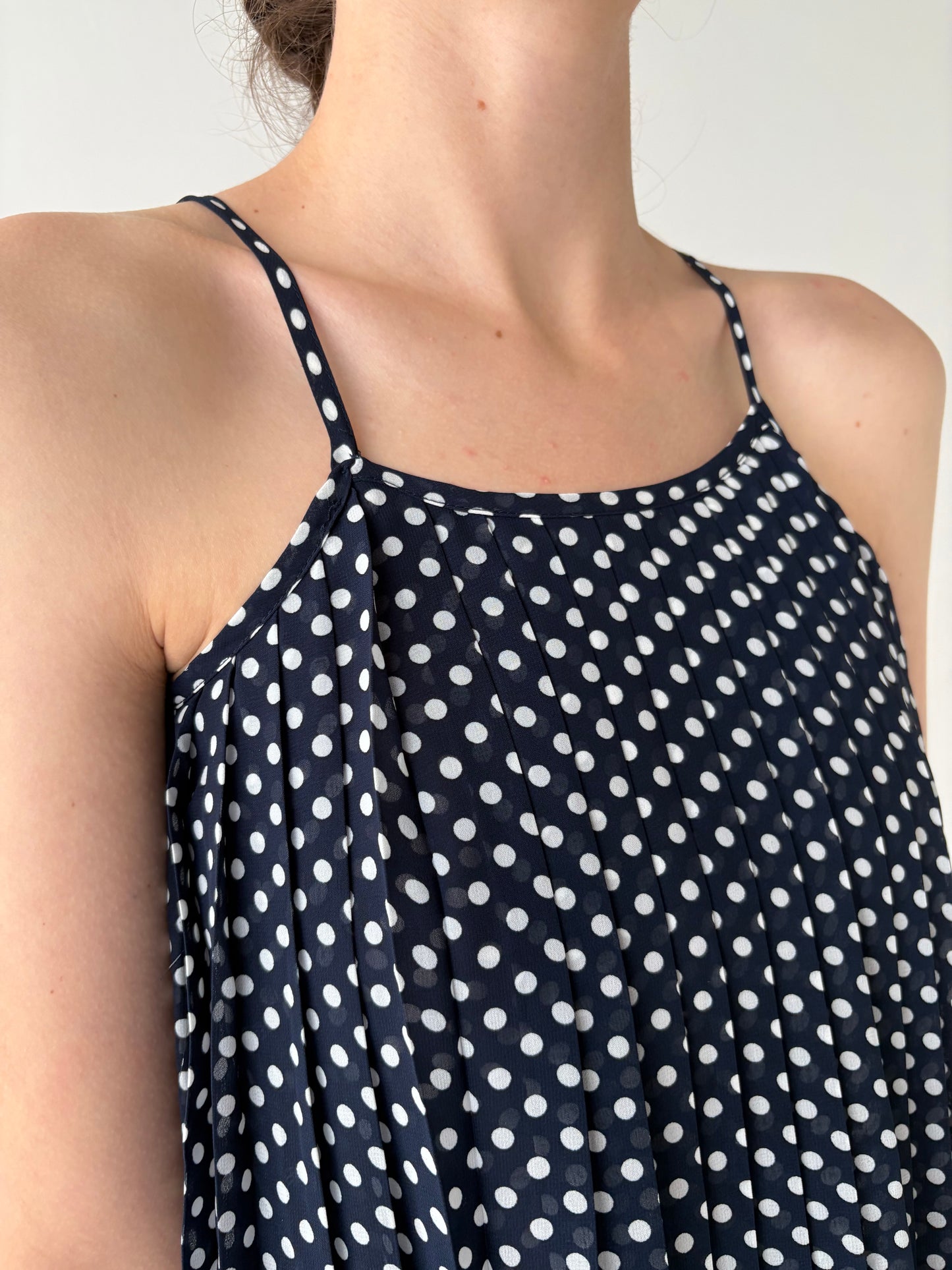 Top petite Navy cu buline si pliseuri