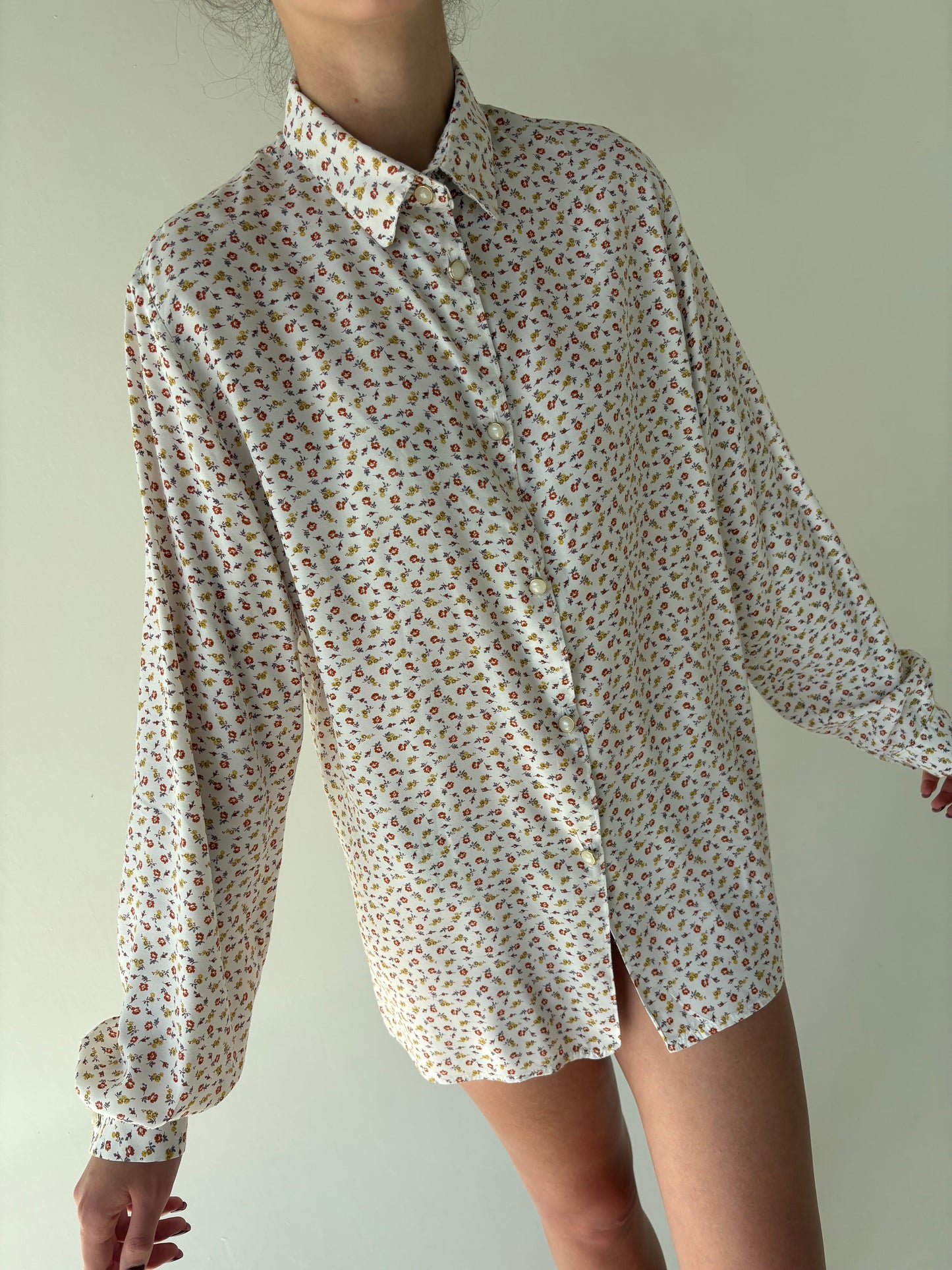 Cămașa vintage cu print floral delicat în culori de toamnă
