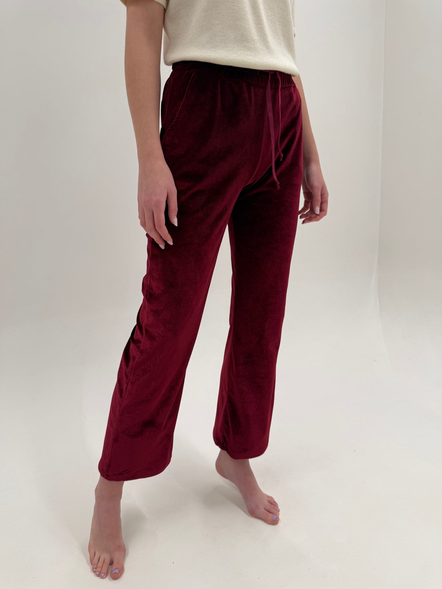Pantaloni burgundy din catifea cu talie înaltă și influențe casual