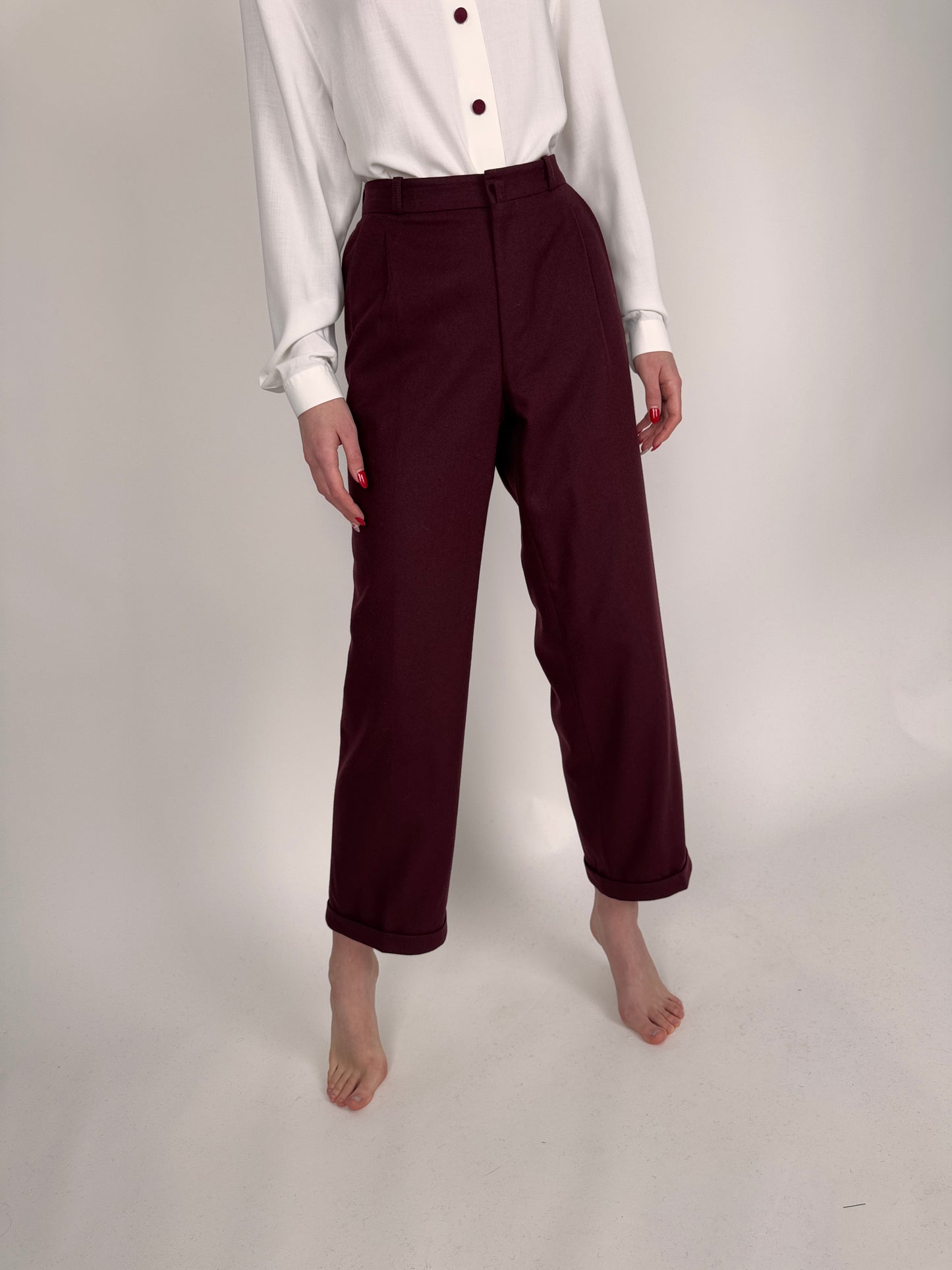 Pantaloni burgundy din lana plină extafina cu pense
