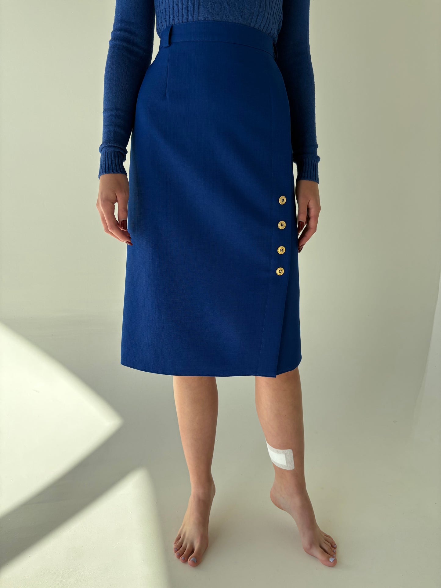 Fustă midi albastru regal cu talie ultra înaltă și nasturi aurii