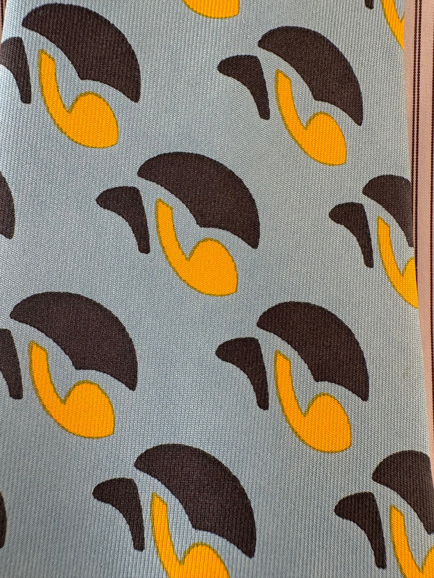 Cravata baby blue din mătase naturală cu print modern
