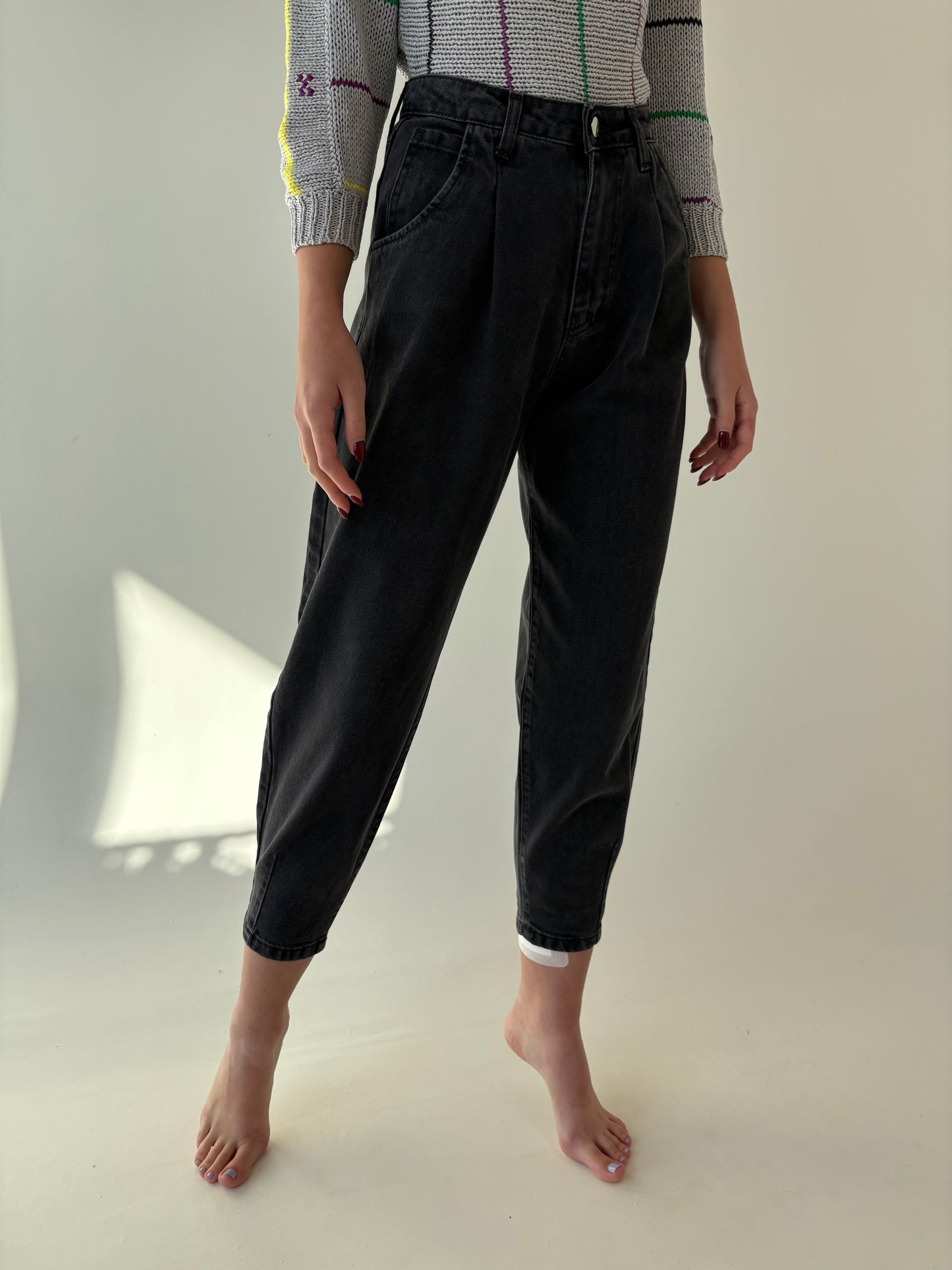 Jeans mom fit cu talie ultra înaltă și pense în croi baloon