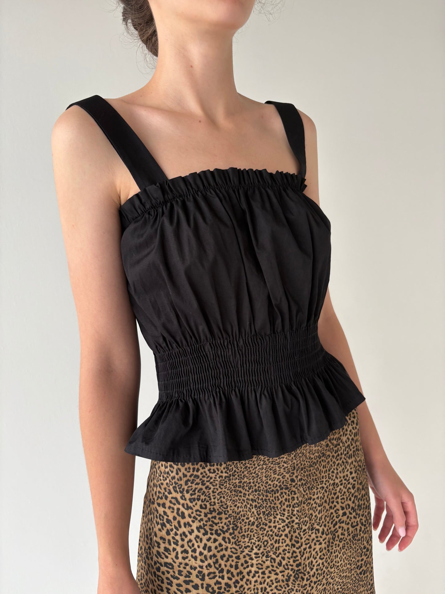Top negru cu talie ultra marcată elastică și peplum din poplin de bbc