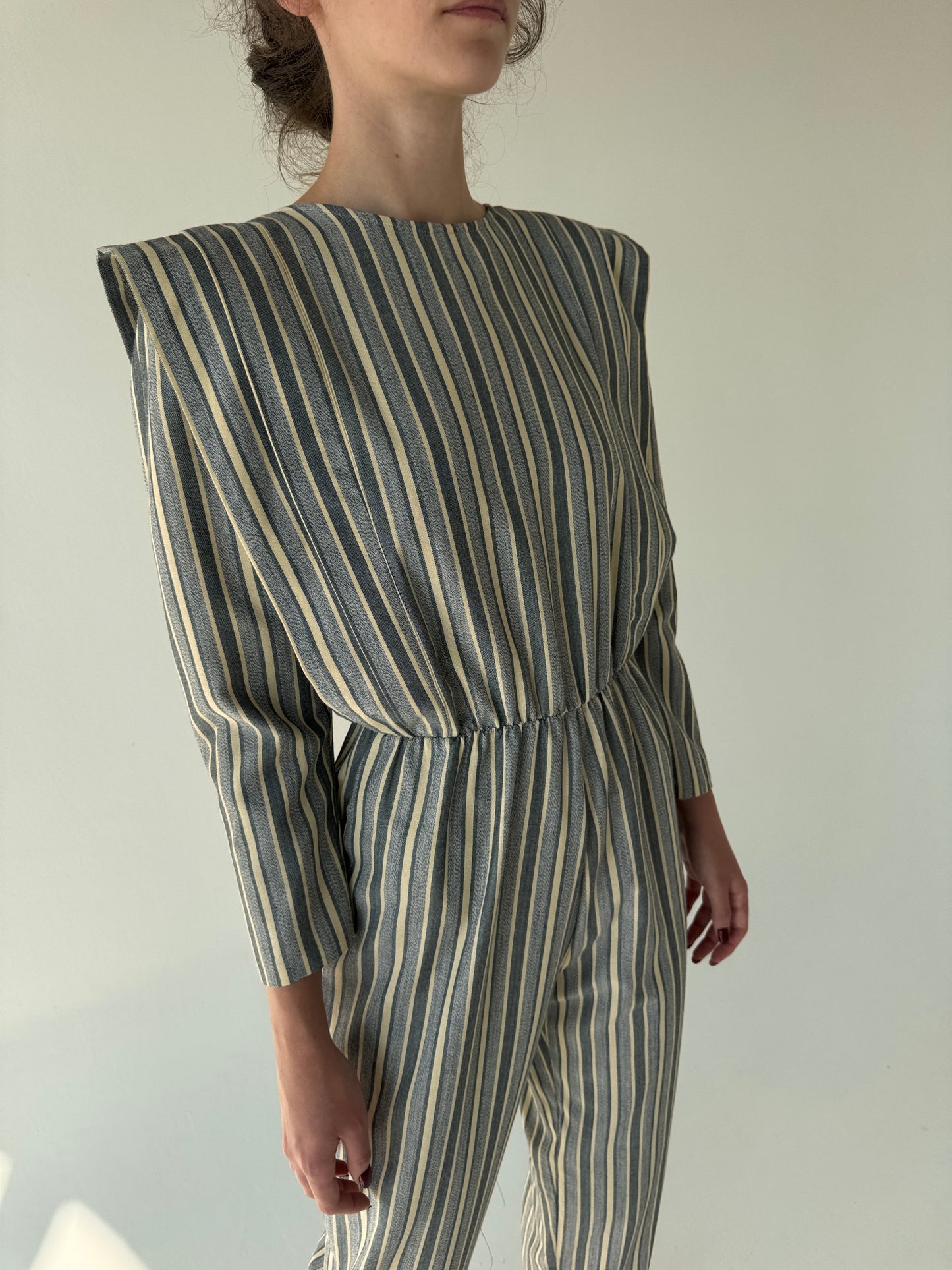 Salopetă vintage în croi retro modern din stofita moale cu dungi fine verticale