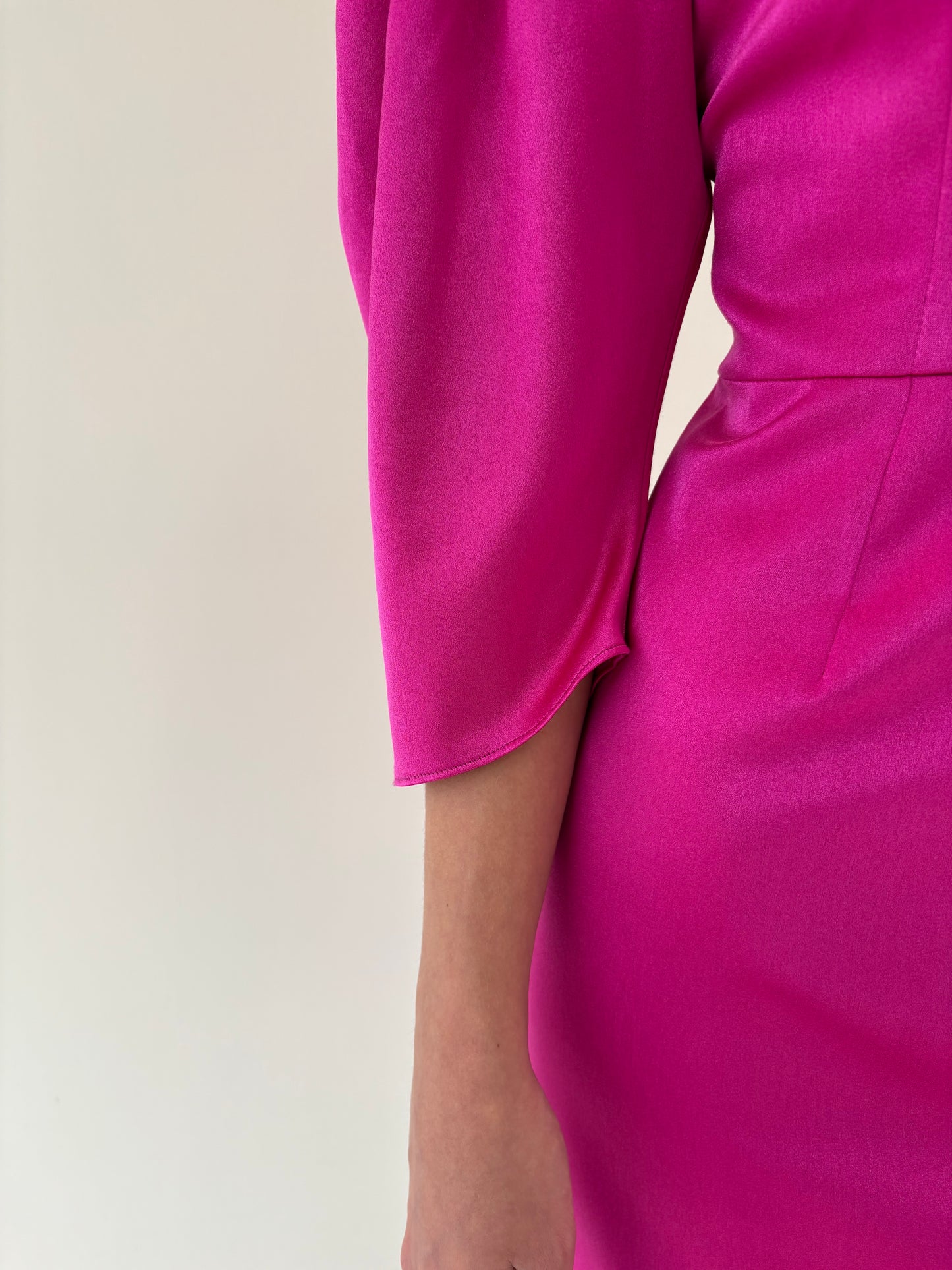 Rochie fucsia satinata de ocazie cu umeri accentuați