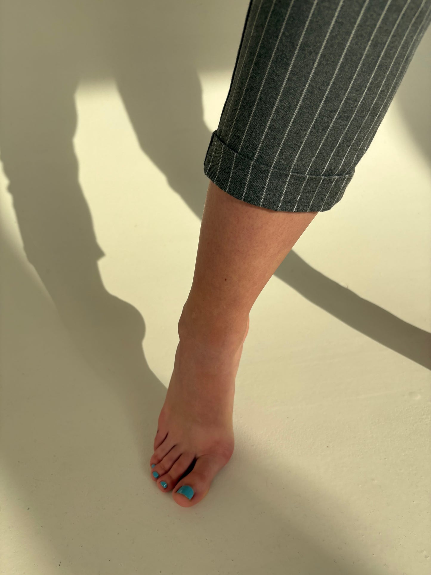 Pantaloni petite cu manșetă și dungi fine verticale din stofita strech