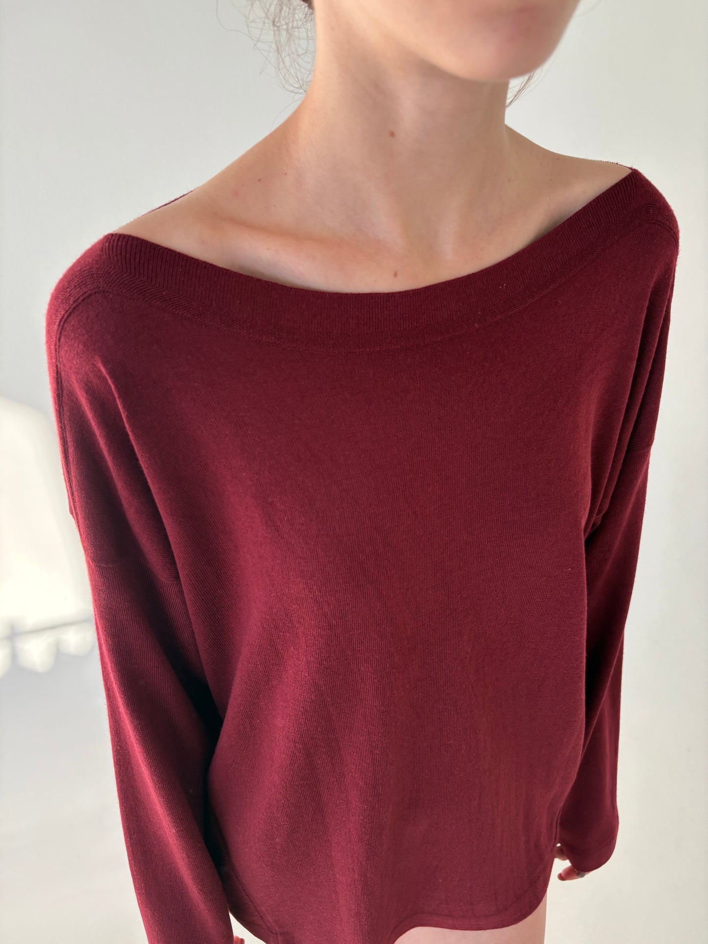 Pulover burgundy din mix de lana merino extrafina în croi lejer