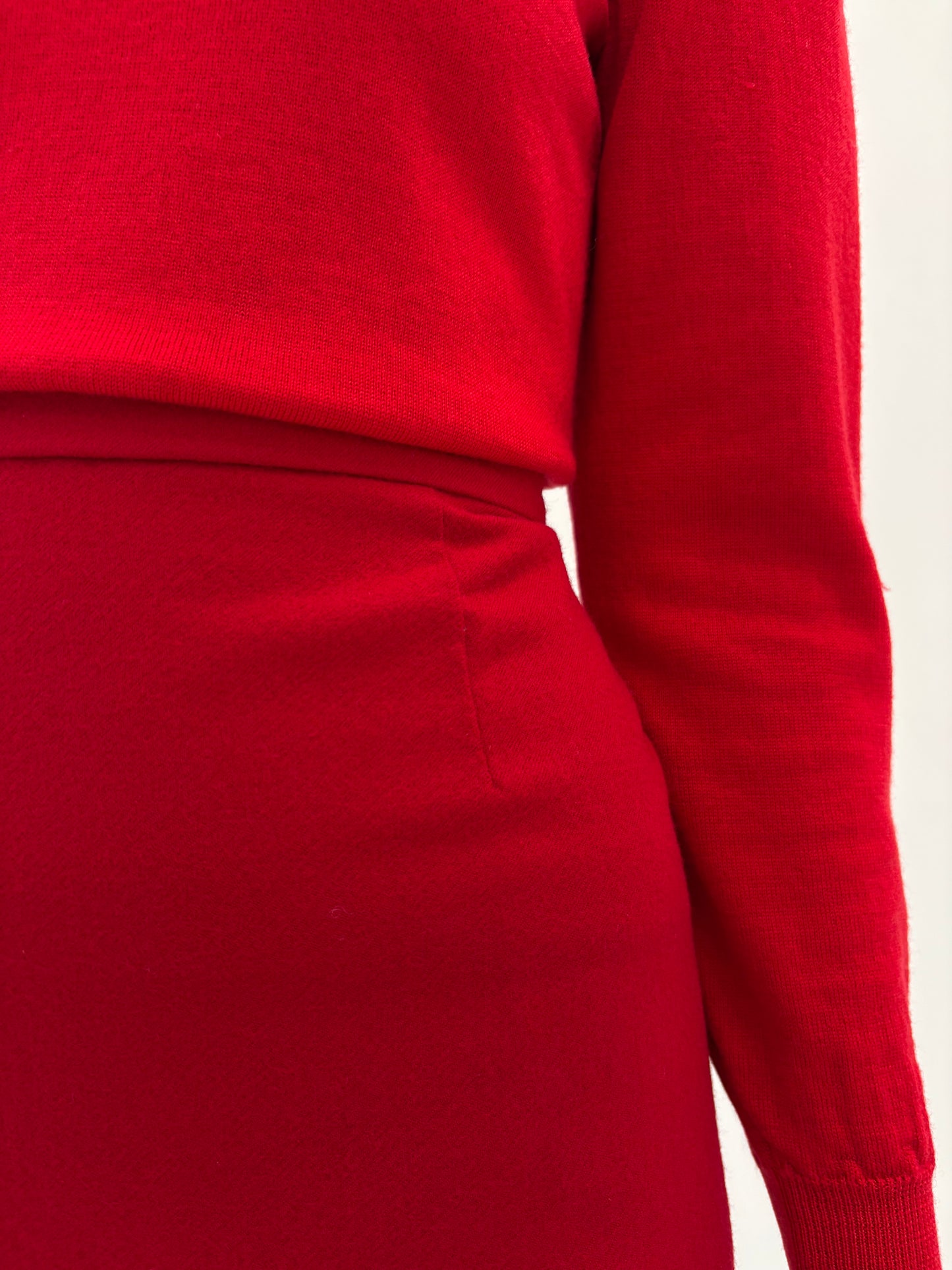Fustă cherry red din lana cu talie ultra înaltă marcată pentru siluete mar