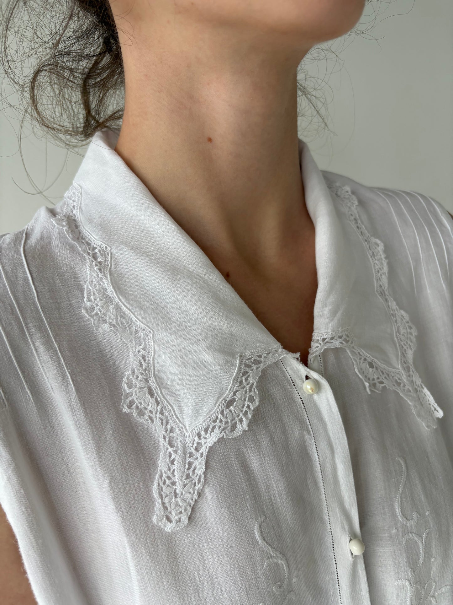 Rochie vintage din in moale cu broderie manuală și dantelă macrame