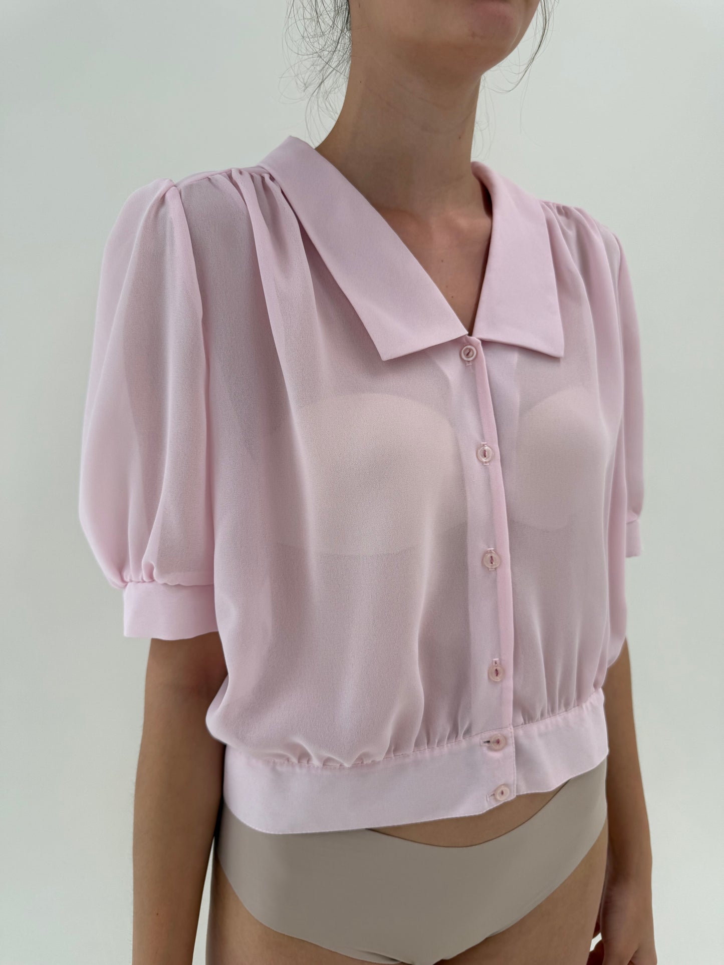 Cămașa powder Pink ușor satinata în croi drapat cu talie marcată