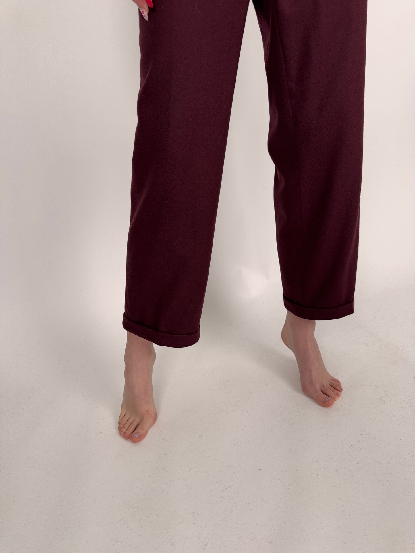 Pantaloni burgundy din lana plină extafina cu pense