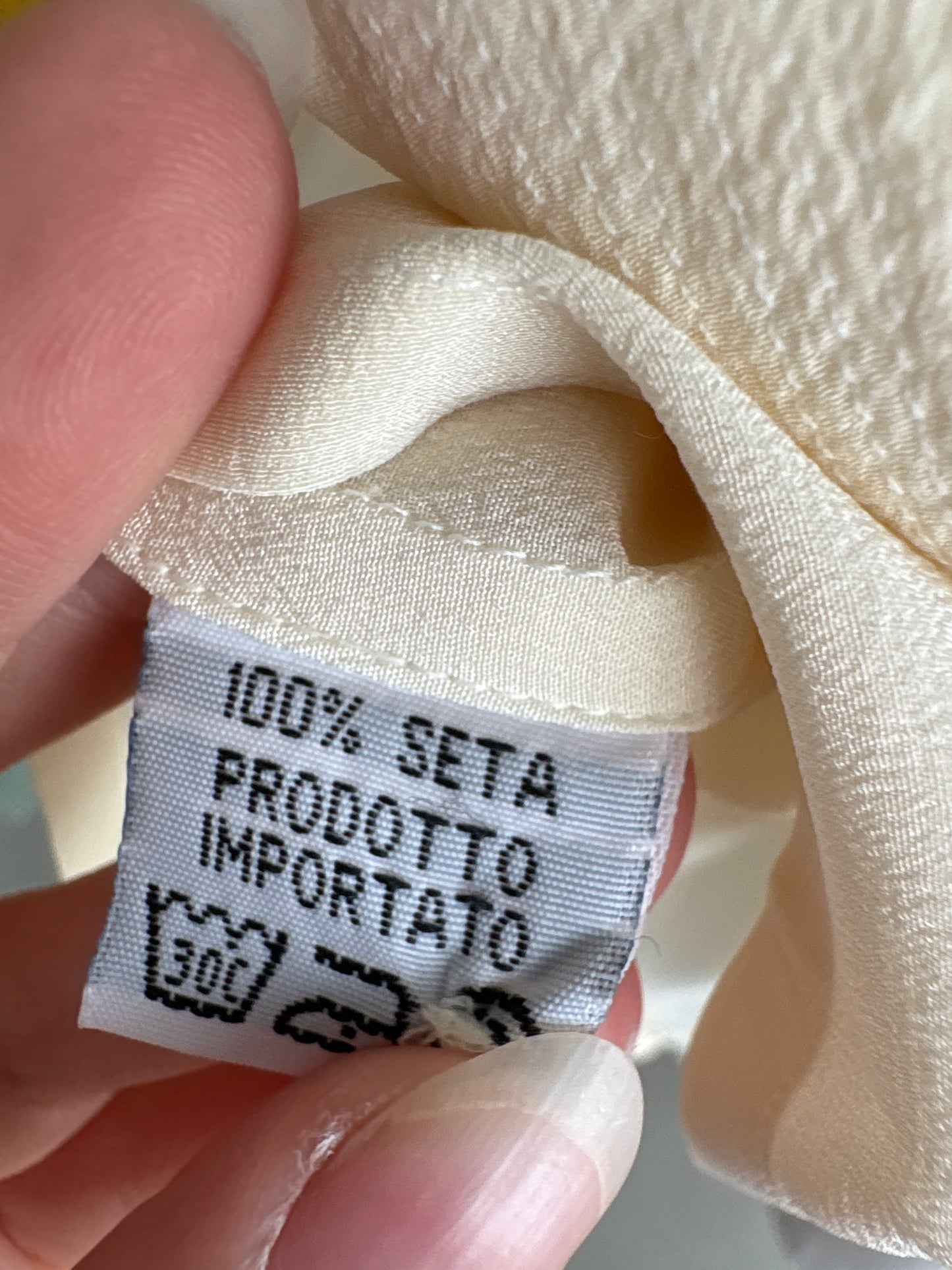 Cămașa butter nude din mătase naturală în croi minimalist