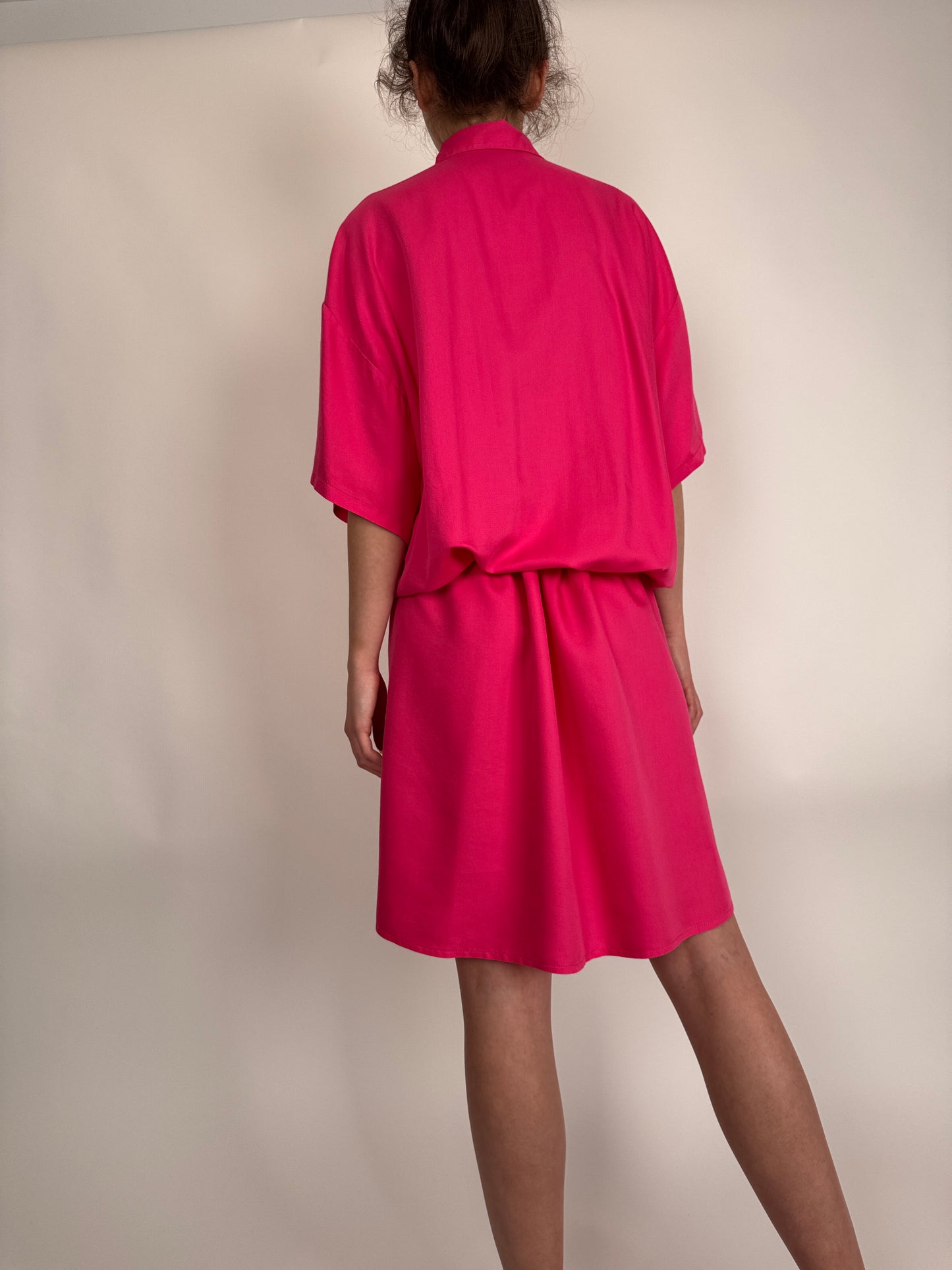 Rochie fucsia bluzata cu talie reglabilă marcată