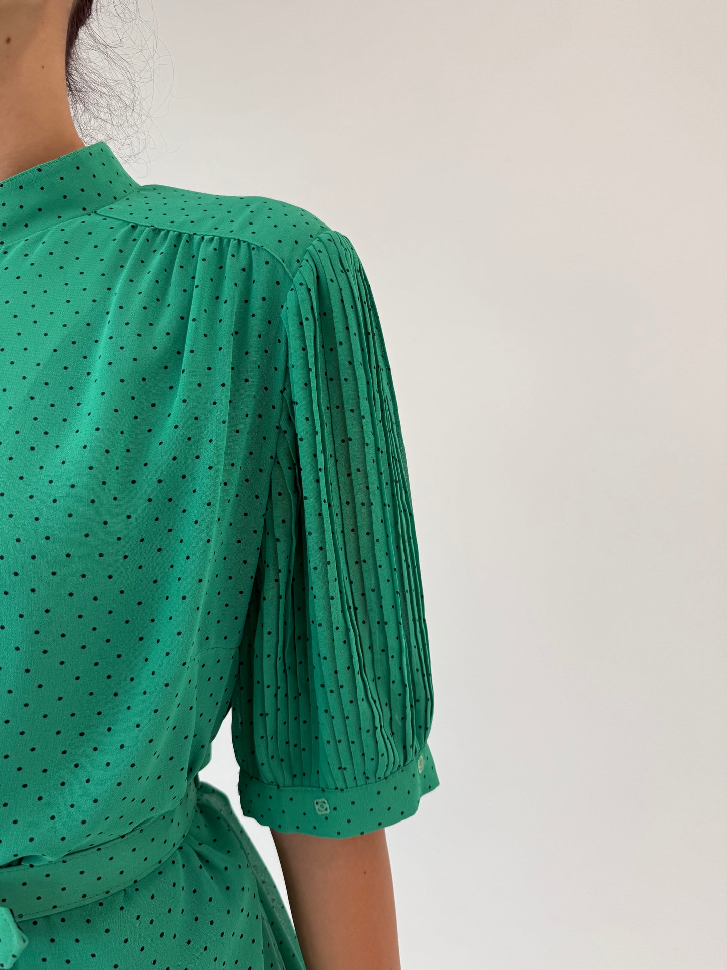 Rochie vintage verde tare cu buline, centura proprie și feronerie aurie