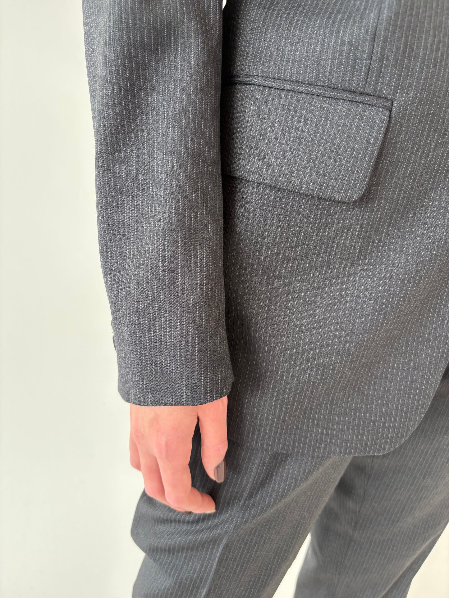 Costum italian cu dungi fine verticale ivoire din lana extrafina în croi actual