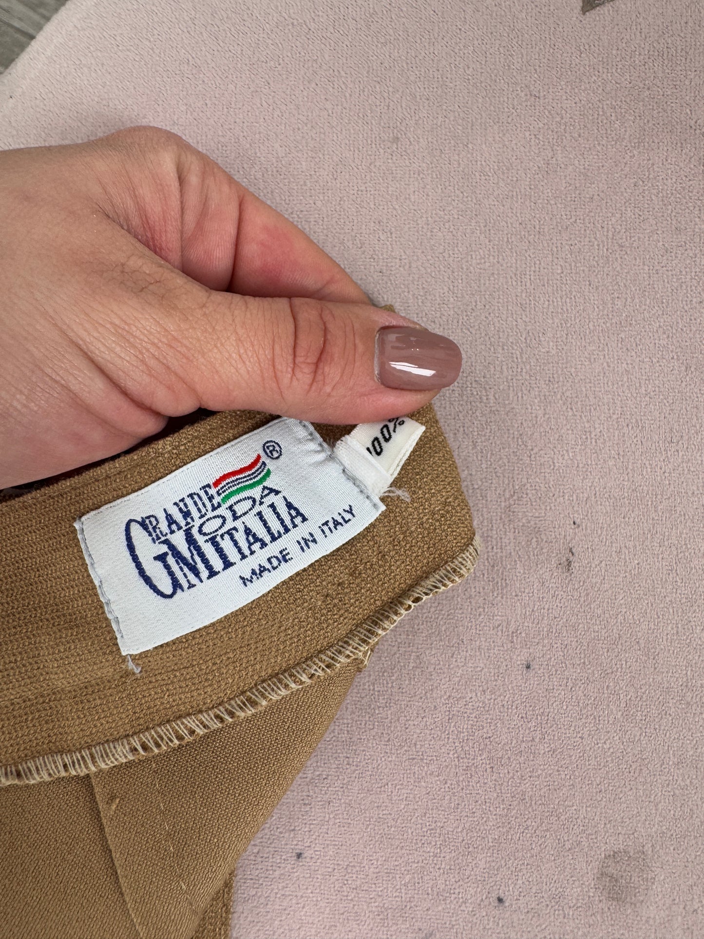 Pantaloni camel cu talie ultra înaltă marcată din stfia de lana premium