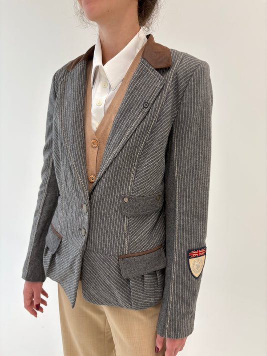 Sacou  tall cambrat cu influențe casual și dungi fine verticale