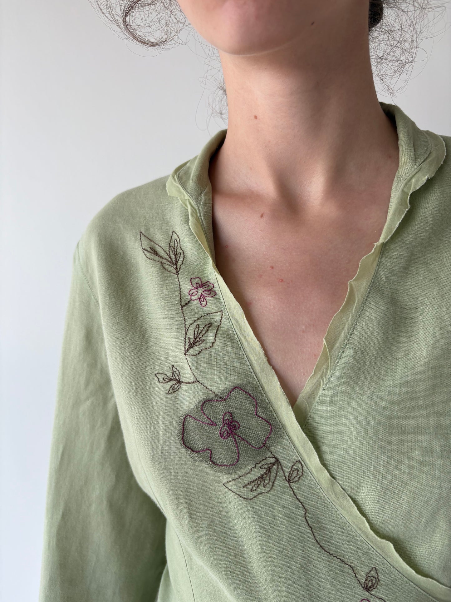 Sacou petrecut cambrat din in excepțional cu broderie delicată fucsia