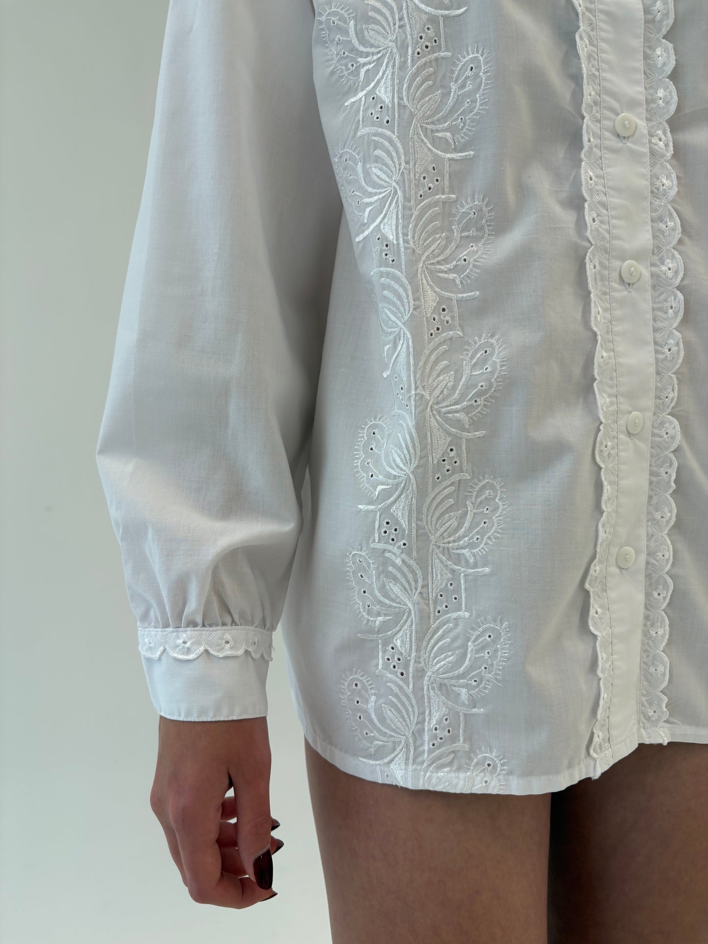 Cămașa vintage din bumbac cu broderie și dantelă