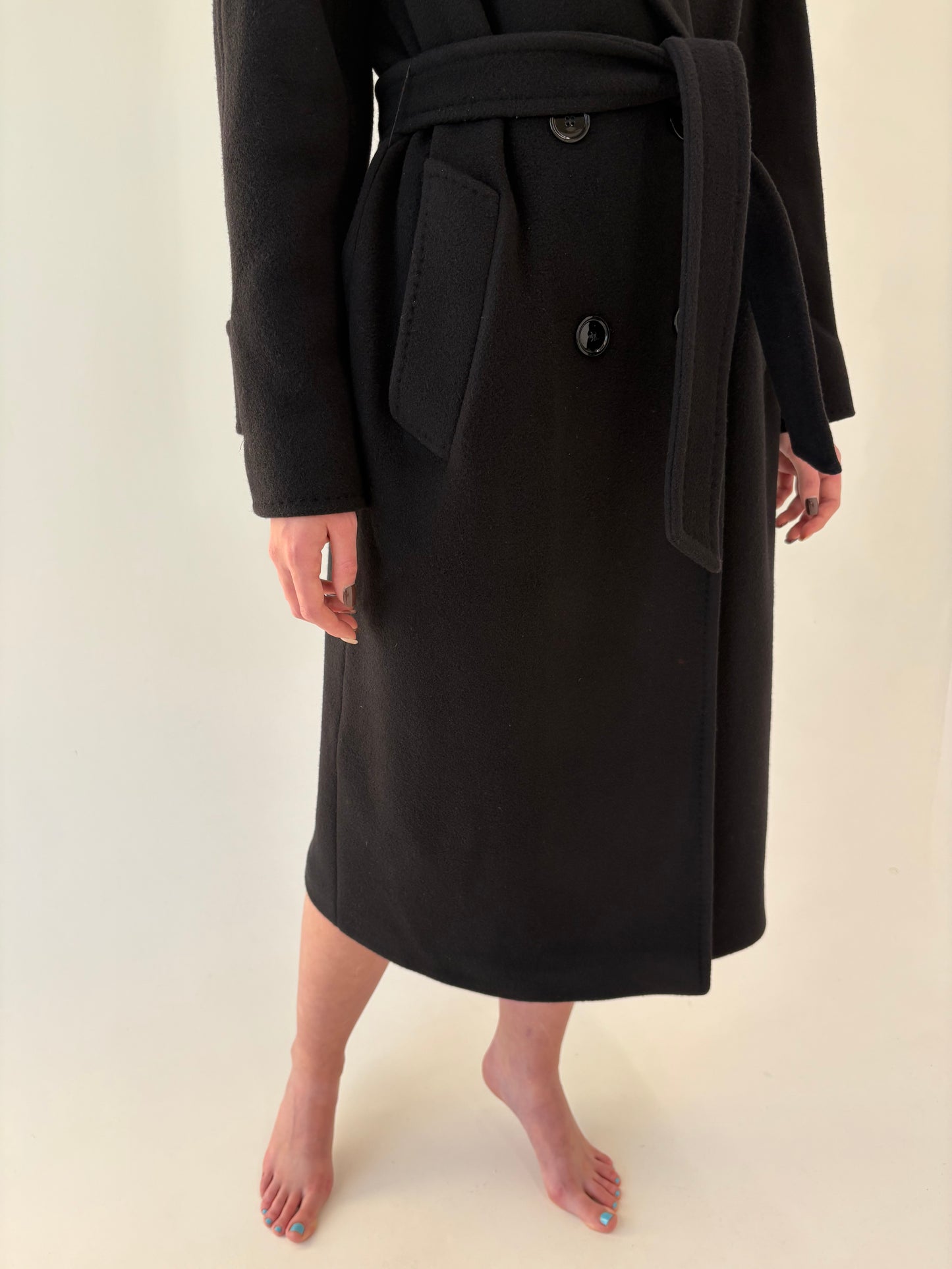 Palton negru din stofă plină de lana extrafina cu cordon