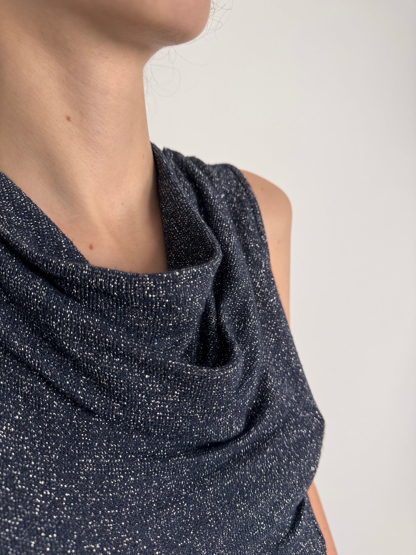 Top cropped italian cu decolteu bărcuța și drapaj
