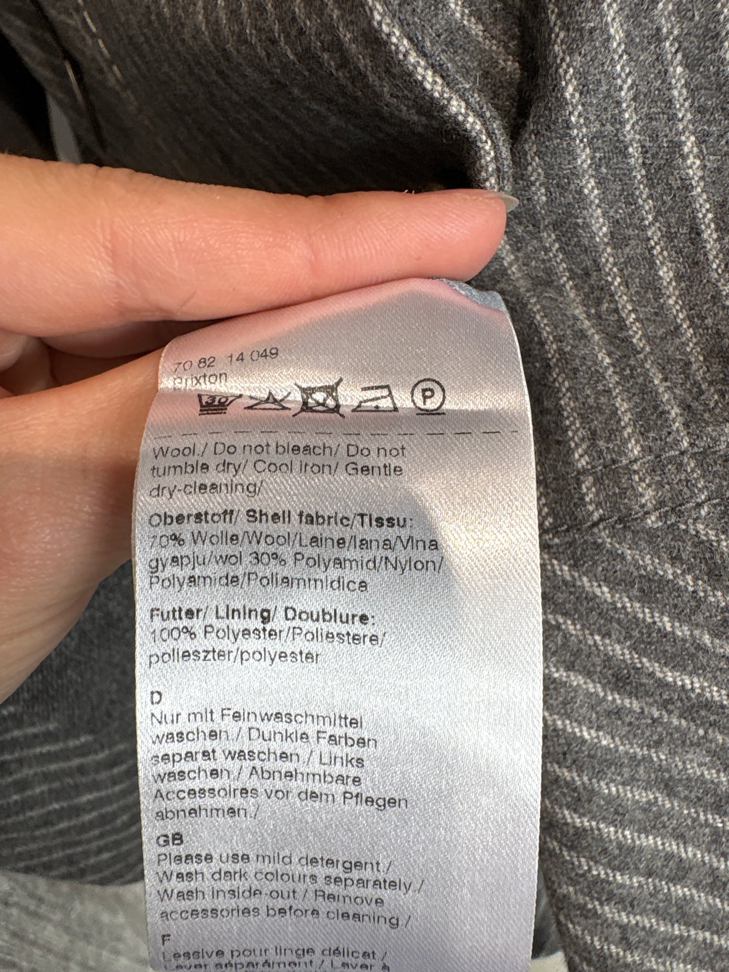Sacou tall cambrat cu influențe casual și dungi fine verticale