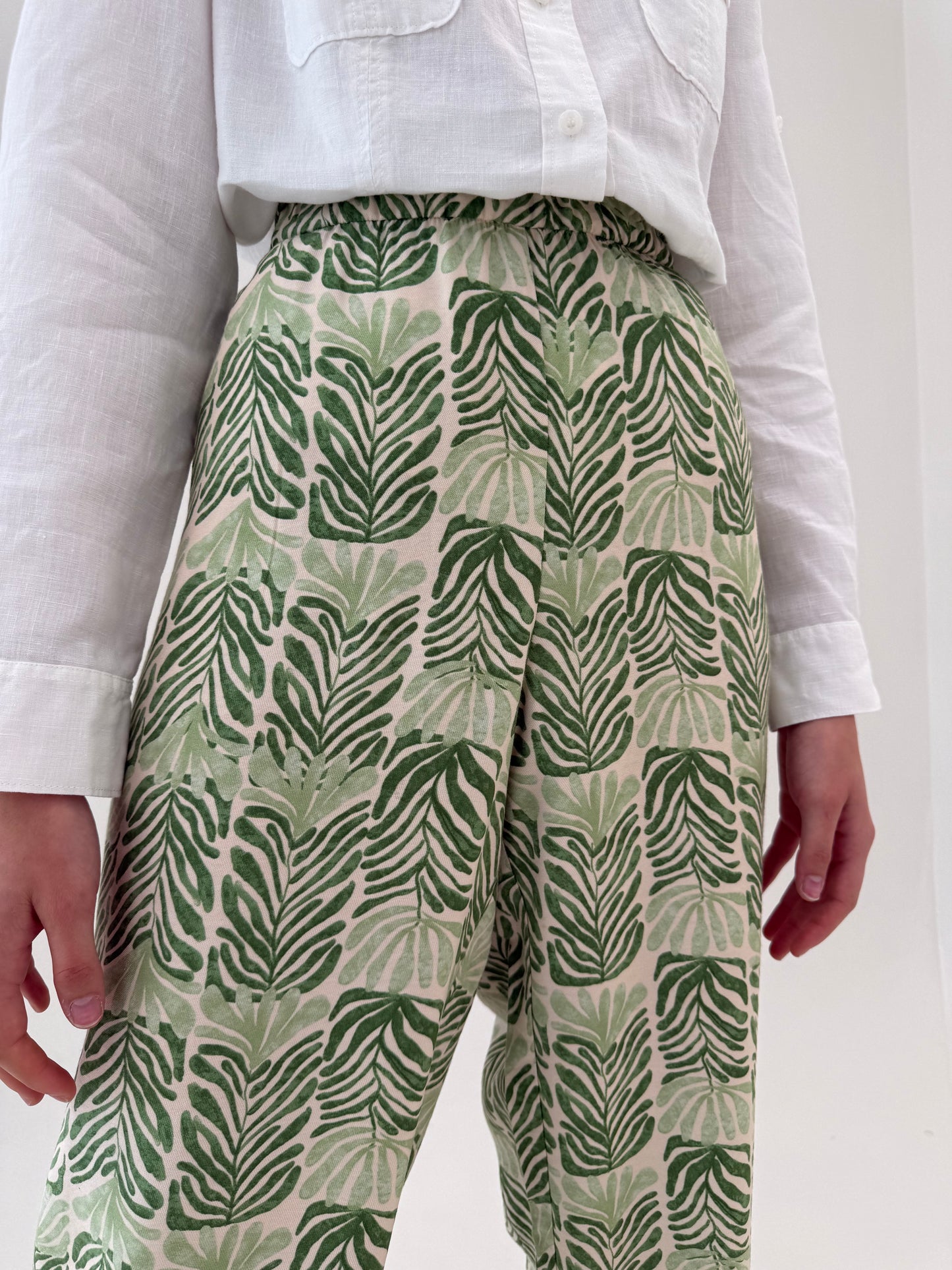 Pantaloni petite vaporosi de vară cu print organic în nuanțe de verde si camel