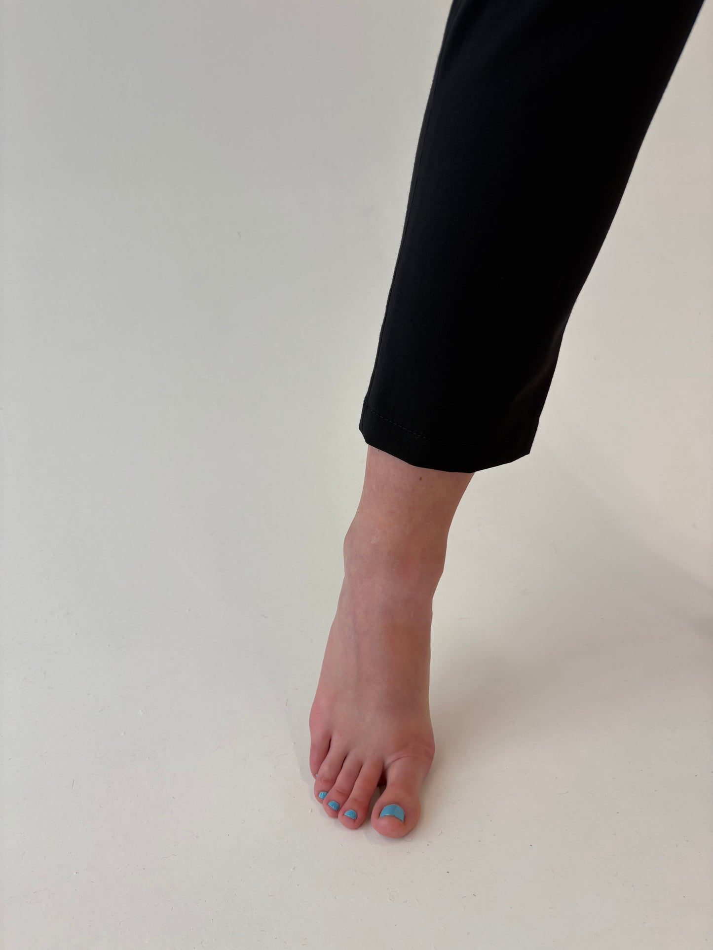 Pantaloni negri de brand premium din lana extrafina strech în croi clasic