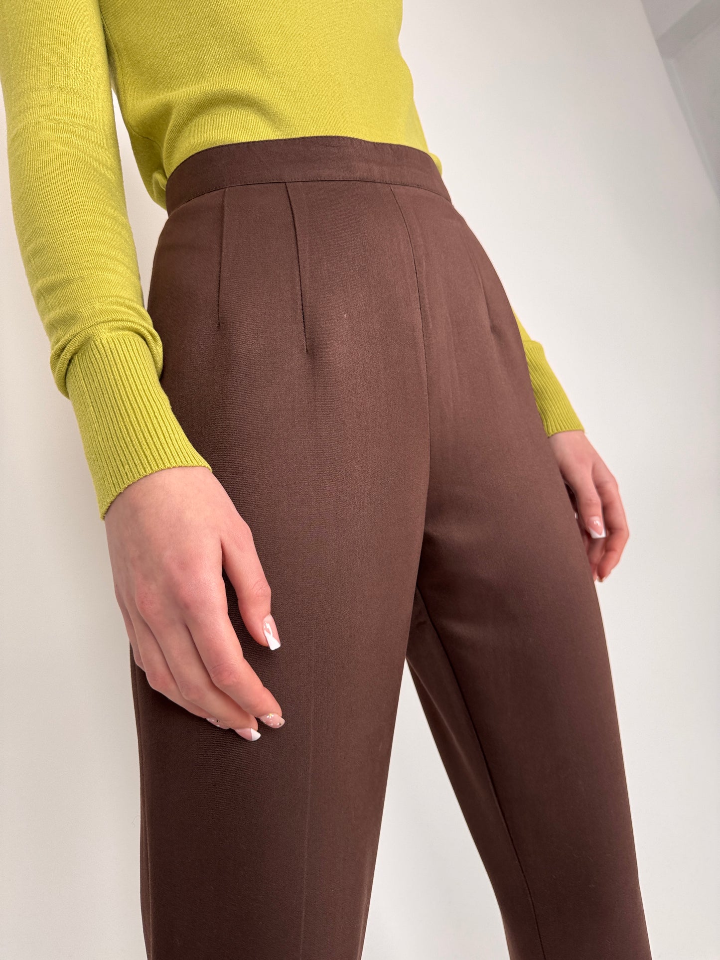 Costum chocolate brown petite cu nasturi argintii metalici