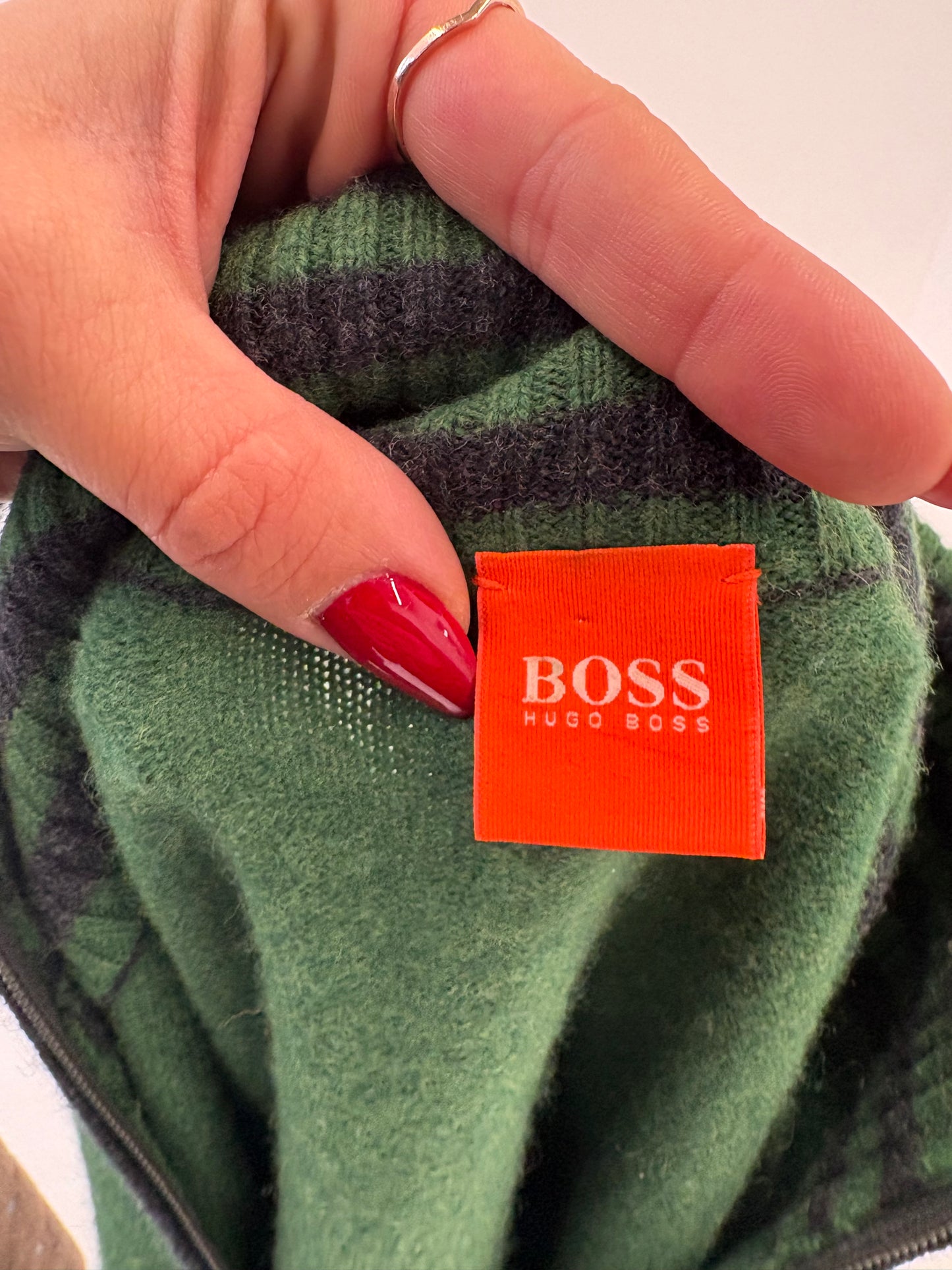 Maleta Hugo Boss din lana extrafina de gramaj mare cu influențe sport